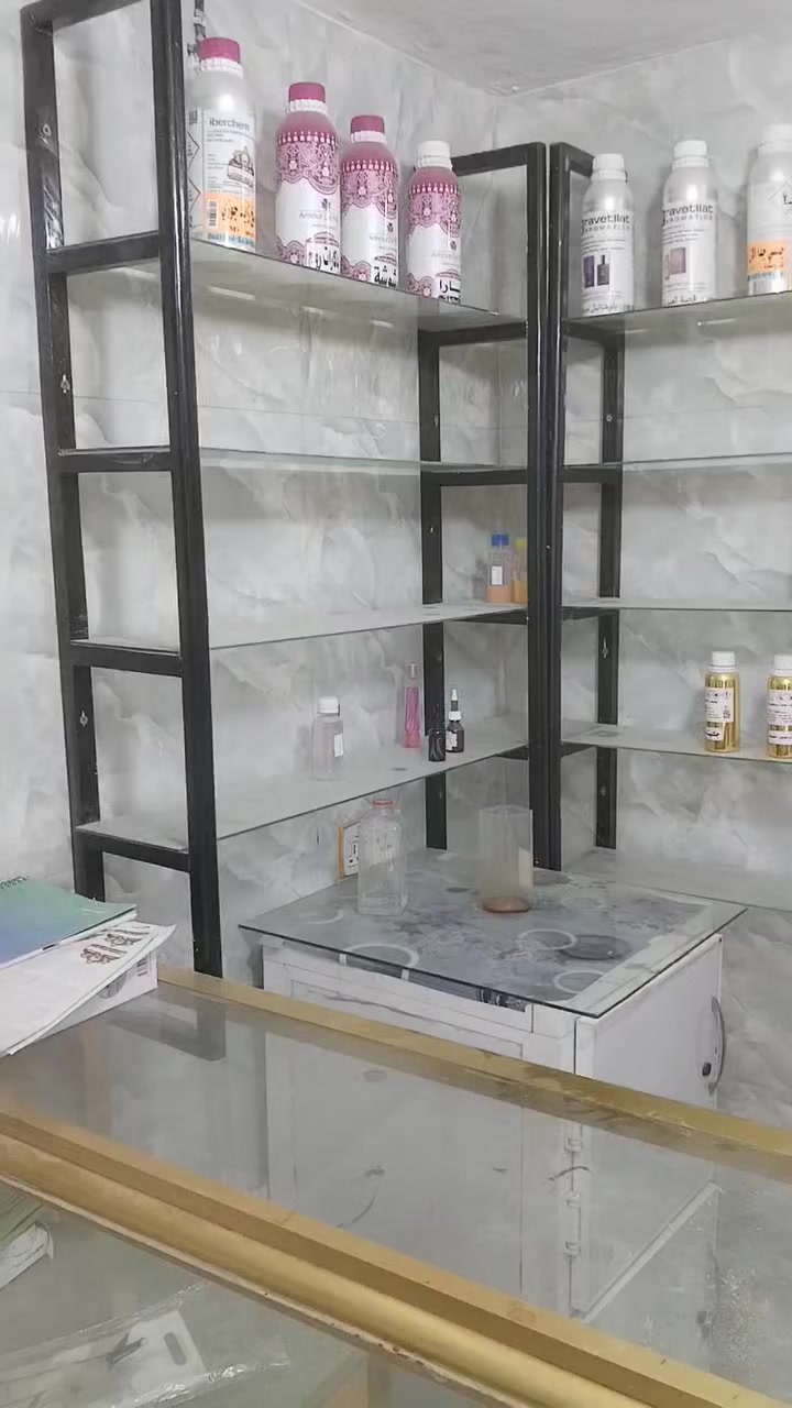 السلام عليكم
رفوف جام قواعد خشب متانه محل عطور ديكور مرتب متر×3متر ارتفاع متر و 10 زائدا ميز مترين ونص زائدا كرسي دوار 300الف ناصريه سوق الشيوخ ***********
