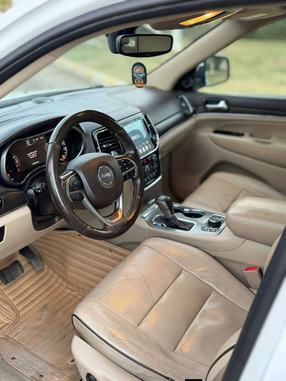 جيب 2018 شيروكي خليجي فول مواصفات  مزودة بمنظومة عدسات أوزوم للكشافات والأضواء زنون اللون: أبيض
المواصفات:
جكات
دفع رباعي 4×4
مقاعد جلد بيجي
بصمة تشغيل وأبواب
صندوق كهربائي
حساسات أمامية وخلفية
رادار جانبي وأمامي وخلفي
تشغيل عن بعد
نقطة عمياء
مصابيح LED
مصابيح متحركة مع المقود
تدفئة مقعد السائق والراكب
كراسي السائق والراكب كهرباء
تدفئة المقود
مقود كهرباء
نظام قيادة اقتصادي ورياضي وعادي
شفتات ستيرن
نظام للطرق: ثلجي، رملي، طيني، صخري
بلوجكترات LED
شاشة كبيرة
سيستم صوت بلادي
نظام الملاحة والخرائط
نظام تثبيت السرعة (الكروز)
نظام تحديد المسار
كاميرا دوارة أصلية
تدفئة بالمرايا
مرايا جانبية قابلة للطي عند الرجوع
مرايا داخلية وجانبية تعتيم عاكسة للضوء

صدر أمامي وخلفي جديد
بدون أي نقص
، بدون تبديل
المحرك ولكير بشرط ولم يفتحا 

رقم صاحب السيارة ***********
