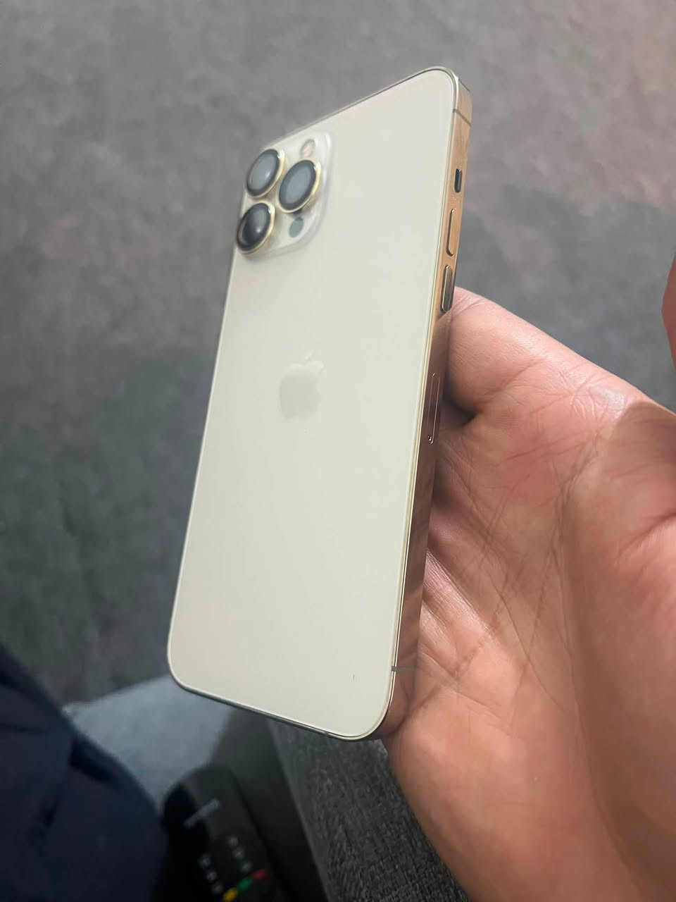 أيفون ١٢برو ماكس جهاز جدا نضيف مبدله شاشه اصليه وبطاريه اصليه جهاز شاشه لطش اصلي وبطاريه انسه شحن فول متصرف جهاز معروض ٢٥٠وبي مجال قليل للاتصال ***********
