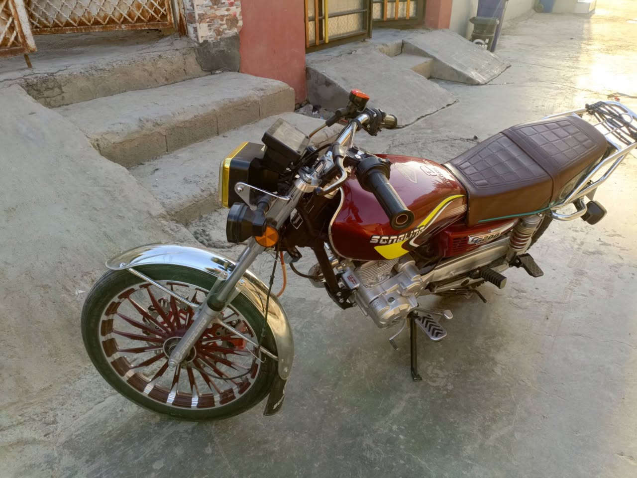 سلام عليكم سيفان ٢٥ فول نضاقه مابيها اي نقص مكينه سبانه مامدود عليها كهربائيات كلها  كلها بلاد شلعه معدل فول اوراق ورقه وحده كارتونيه الدراجه مامتعوبه سعر ٧٥٠ بيها مجال استفسار *********** والخاص مفتوح
