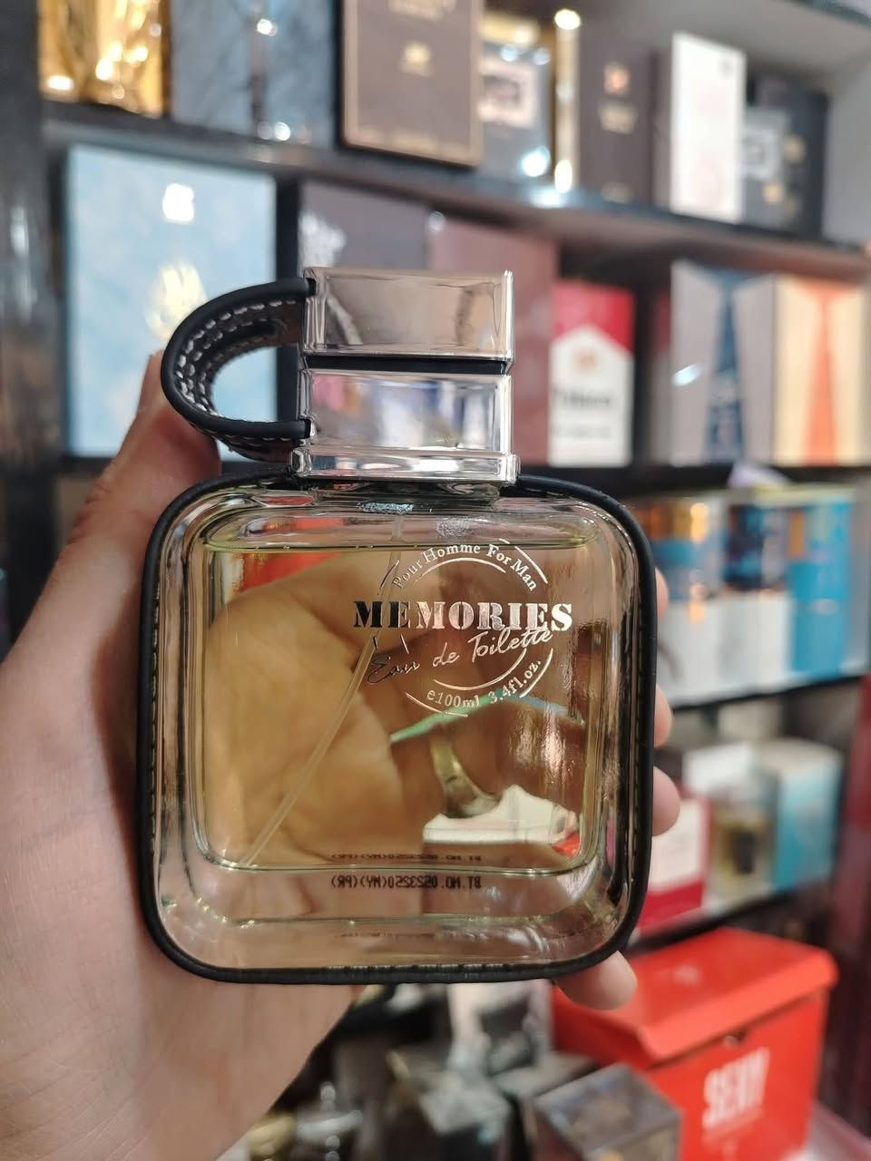 عطر "ميموريس"
عطر اصلي من شركة امبير ١٠٠مل
هذا العطر انيق بكل معنى الكلمة مميز
 المكونات مزيجًا من الروائح الفاكهية (مثل التفاح والكرز الأسود)، والزهرية (مثل زهور البرتقال والورد والياسمين)، والخشبية (مثل خشب الصندل والأرز)، بالإضافة إلى روائح التوابل (كالقرفة والقرنفل) والعنبر والمسك والباتشولي

☎️ للتواصل واتس ***********
🚗 يوجد توصيل لكافة محافظات العراق
#بغداد #بصرة #ناصرية #كربلاء #النجف #كركوك
