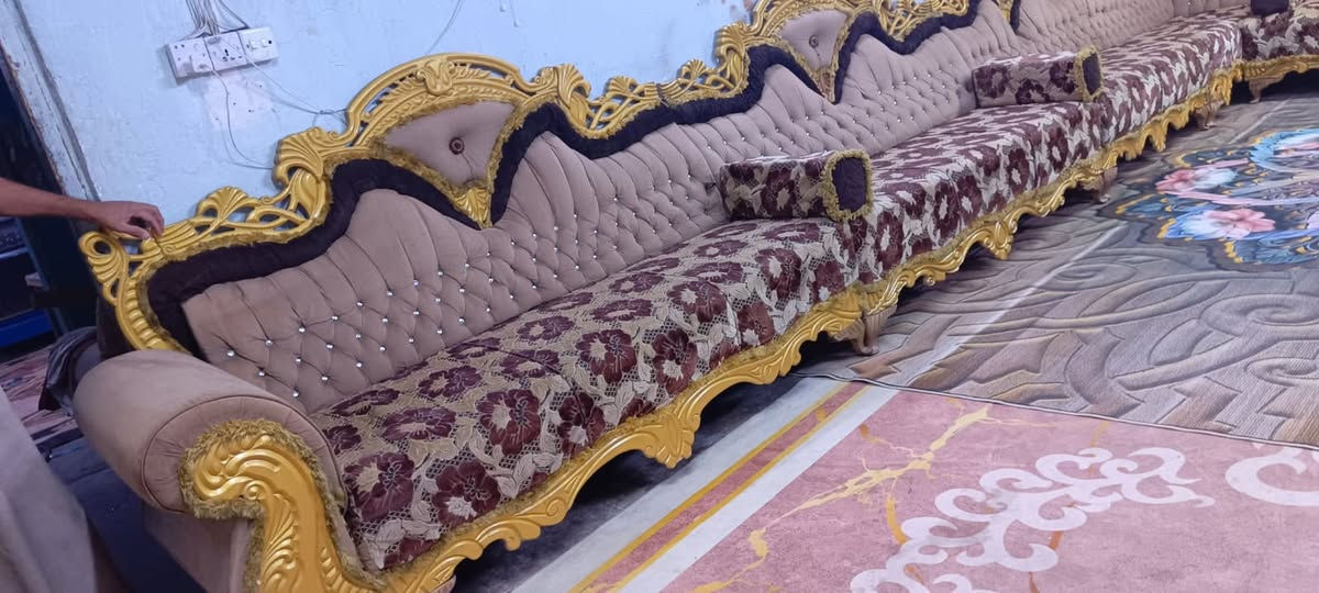 ديوان ملكي 27 مقعد نضيف اي ضرر مابي تسكام درجه اولى السعر 900 وبي مجال المكان بغداد ***********
