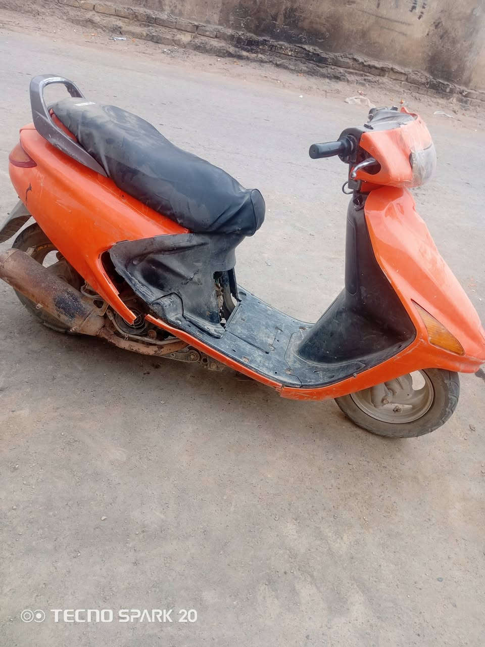 السلام عليكم دراجه فراشه كلشي مابيه شغل واطلع السعر 150 قفل لايت وهورن وسلف يرادله شخاطه الرقم ***********
