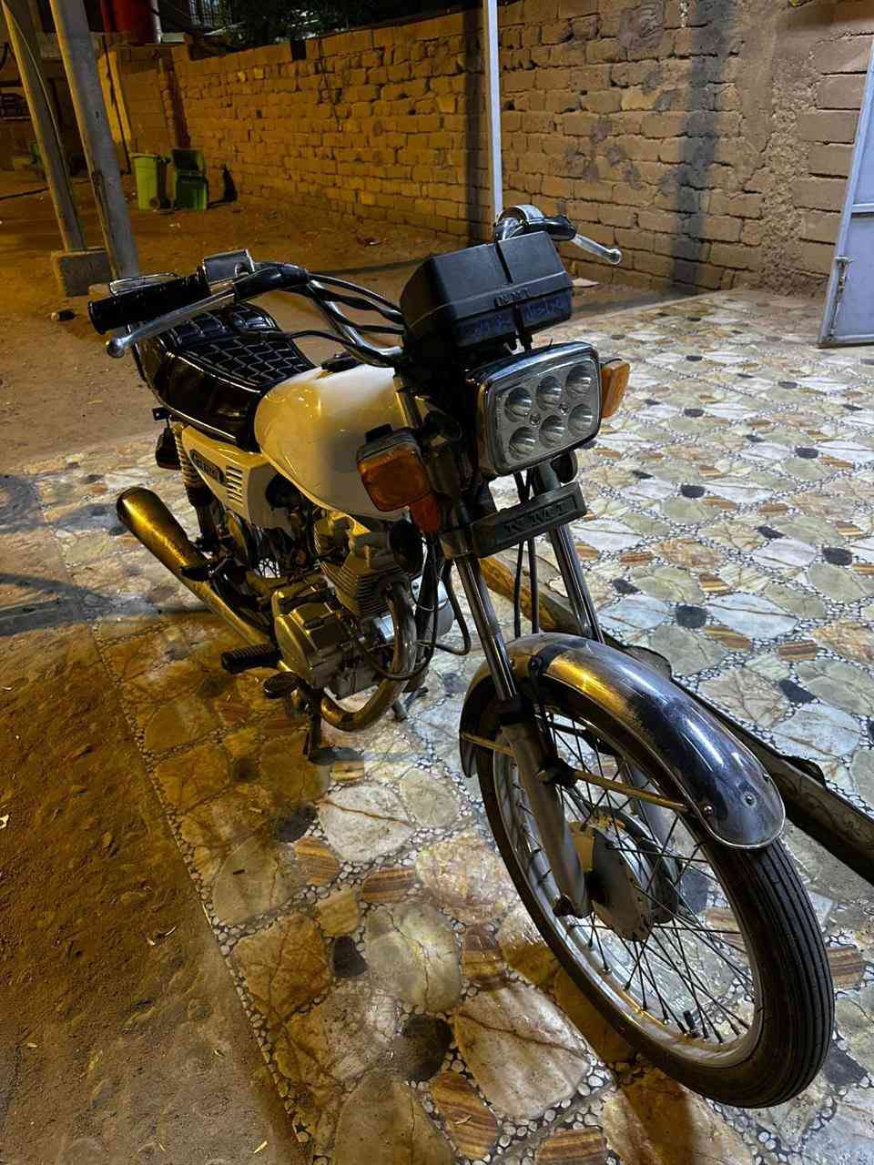 السلام عليكم دراجة ايراني شلامة اصلي مديل ٢٠٢٢.  (اوراق )بعدني ما مطلع رقم ولا سنوية دراجة حلوة ورزنة بل مشي دراجة مال جني تخبل وياها كلجات جدد بعدني ما شادهن وضفيرة جديدة بعدني ما شادها وغراضها القديمات تانكي هم وياها سعرها ٨٠٠ بيها مجال شي قليل. *********** مكاني ابي خصيب
