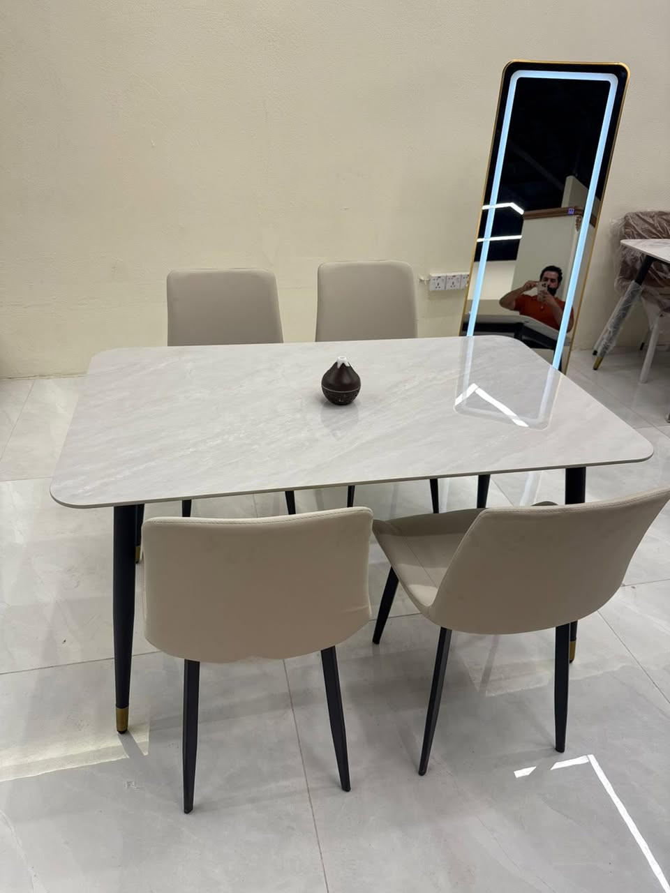 الى اهلنا في مدينة الحلة♥️
يعلن معرض رويال للغرف التركية والاثاث المنزلي والمكتبي عن توفر كل الاحتياجات المنزلية والمكتبية من الاثاث وغرف النوم
▪️ميز بلازما (فلات ، ستاند)
▪️كنتور 2و3و4 باب تركي فقط
▪️طبلات بكافه الاحجام والاشكال
▪️غرف نوم كافيه الاحجام والاشكال
▪️غرف اقتصادية شبابيه
▪️تتوفر غرف تتكون من 5 قطع الى 10 قطع بكافة الاحجام والاشكال
▪️ميز طعام بكافة الأحجام والاشكال
🔶 يتوفر نظام الاقـ.ـساط لحاملي بطاقة الرافدين 
- للاستفسار الاتصال : *********** - *********** او واتساب
#العنوان/ حلة باب المشهد مقابل مصور بشير مجاور مصرف
الرافدين.
