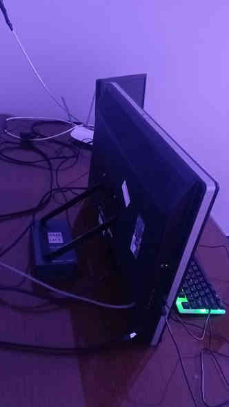 🔥 للبيع – كمبيوتر مكتبي All-in-One جاهز للاستخدام 🔥

المكان: البصرة – القرنة
السعر 250 الف 

---

🖥️ مواصفات الجهاز الأساسية

النوع: HP Compaq Elite 8300 Touch – All-in-One

الشاشة: شاشة لمس Touch Screen مدمجة بالجهاز

المعالج: Intel Core i3-3220

تردد 3.30 GHz

أداء ممتاز للاستخدام اليومي، الدراسة، الدوامات، اليوتيوب، برامج الأوفيس والبرمجة والالعاب المتوسطة 

الرام: 4 GB قابل للتطوير

كرت الشاشة: Intel HD Graphics

نظام التشغيل: Windows 10 Pro 64 – أصلي ومفعّل

الإقلاع: UEFI

مناسب للدوام، الطلاب، المحاسبة، المحلات، الاستخدام المنزلي
والبرمجة والالعاب المتوسطة 

---

🎁 الإضافات المرفقة مع الجهاز

شاشة LG إضافية كما موضح بالصور

كيبورد + ماوس

جاهز تشغيل – فقط شبّك واشتغل

---

💡 ملاحظات مهمة

الجهاز نظيف، شغال 100%

مناسب للأعمال اليومية ويكدر يشغل برامج  والالعاب خفيفة ومتوسطة

بصراحة الجهاز اقتصادي وسعره مناسب مقارنة بإنه All-in-One ومع شاشة إضافية

---

📍 الموقع

البصرة – القرنة

---

☎️ للتواصل

(***********)
