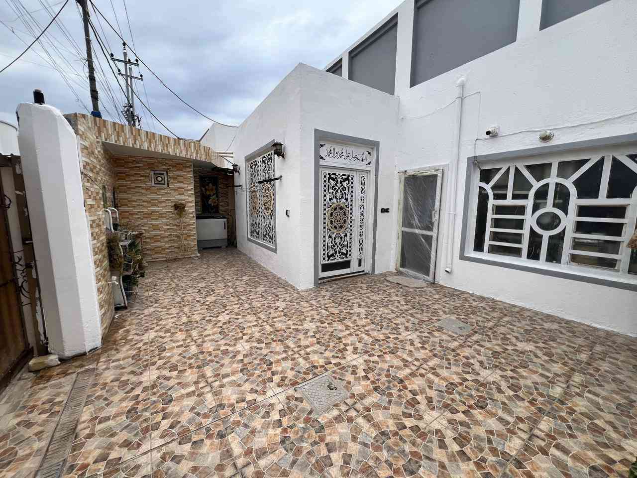 دار للبيع في الجمعيه الثانيه كاع ناطق الطريحي طابو زراعي السند باسمي 200 م
يحتوي على

ثلاث غرف نوم

4×5 وحده

4×4 اثنين

صاله كبيره 5×9

 الاستقبال 4×6

المطبخ 4×4

غرفه على السطح مخزن سندويج 4×5 

صحيات داخليه غربي وحمام

صحيات خارجيه

ممر خارجي على طول البيت العرض 1 متر

البيت على الشارع تبليط

السطح كله شتايكر

البيت عكاده مبني بالطابوق

للتواصل والاستفسار الاتصال على الرقم

*********** +واتساب
