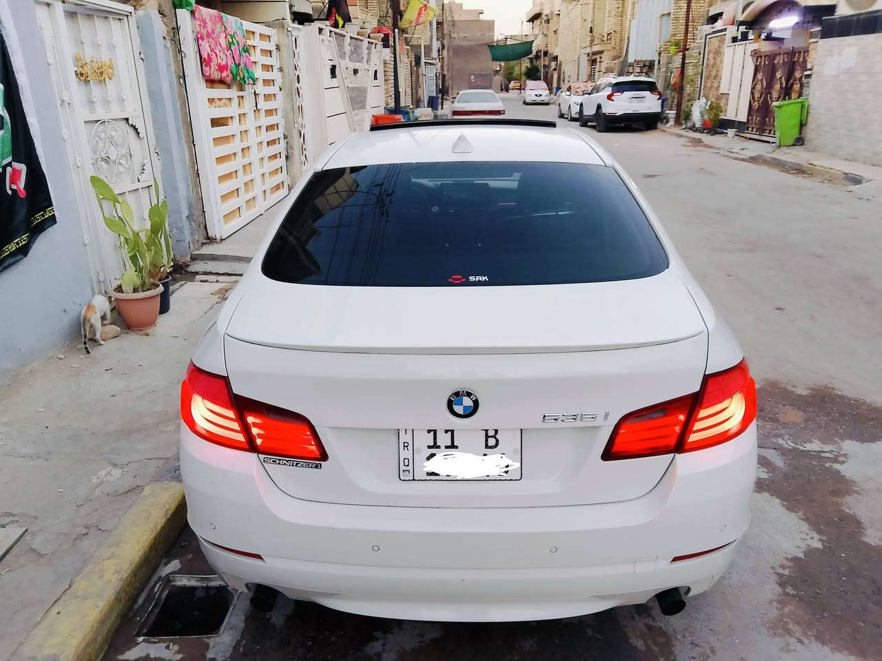 BMW 2011 خليجي مكينة ستة سلندر فول مواصفات للاخير اعلى فئة جاهزة بدون اي نقص بيهه فقط نص باب صبغ اثر شخط السعر 180 عنوان بغداد للاتصال ***********
