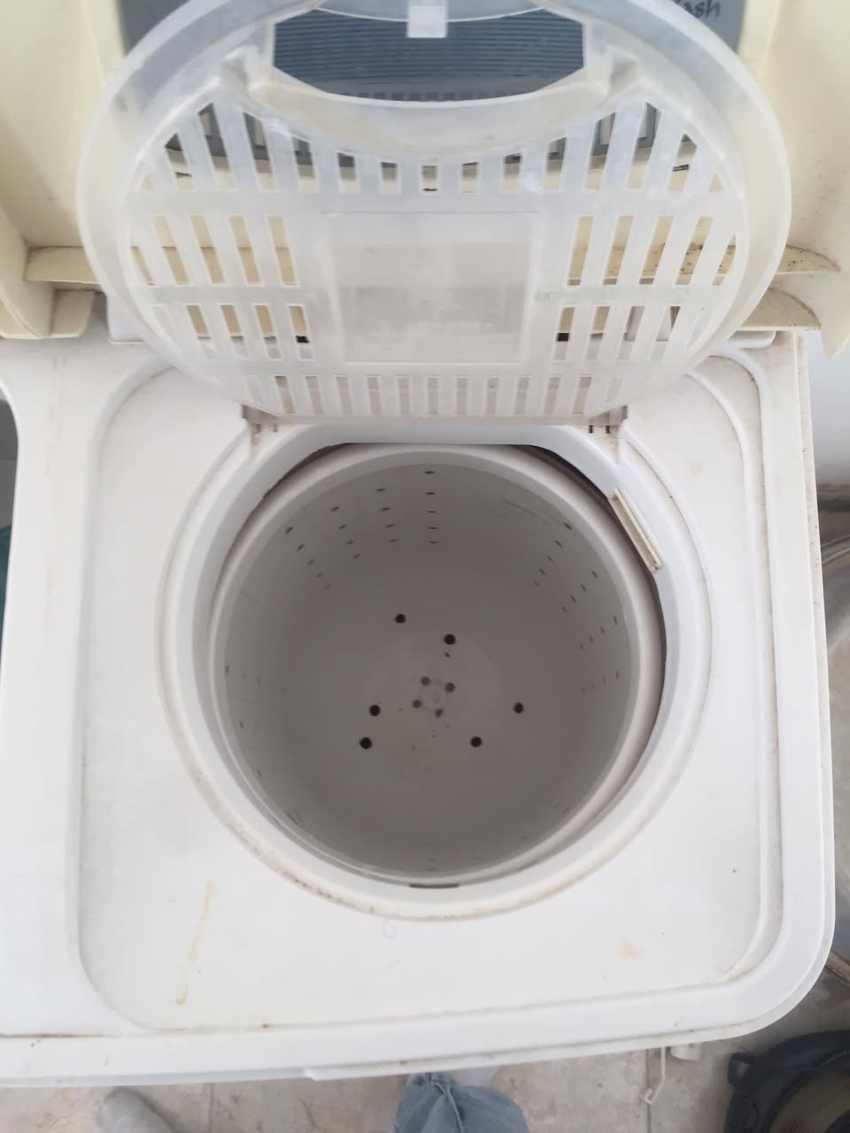 السلام عليكم للبيع 

ثلاجه أرجيلك الاصليه شغاله فول الفول ونضيفه ماطور الاصلي مال شركه ما مبدل سعر ١١٠ الف 

غساله هيتاشي اليابانيه الي مستعملها يعرف قوتها 
ما يعوزها كلشي بس المجفف ما اعرف ذا عطلان او حاشر الباقي كله شغال سعر ٧٥ الف 

سرير عدد ٢  تفصيخ بس تاخذهن وتشدهن مايعوزهن كلشي 
السعر ١٠٠ اثنينهن 

فرن ابو التفاحه  شغال كامل فقط الباب مالته واكع بس ينحطله تريشه ويكعد ويحتاج مسح عليه تراب سعره ٢٥ قفل 

شراي خاص او اتصل   ***********
