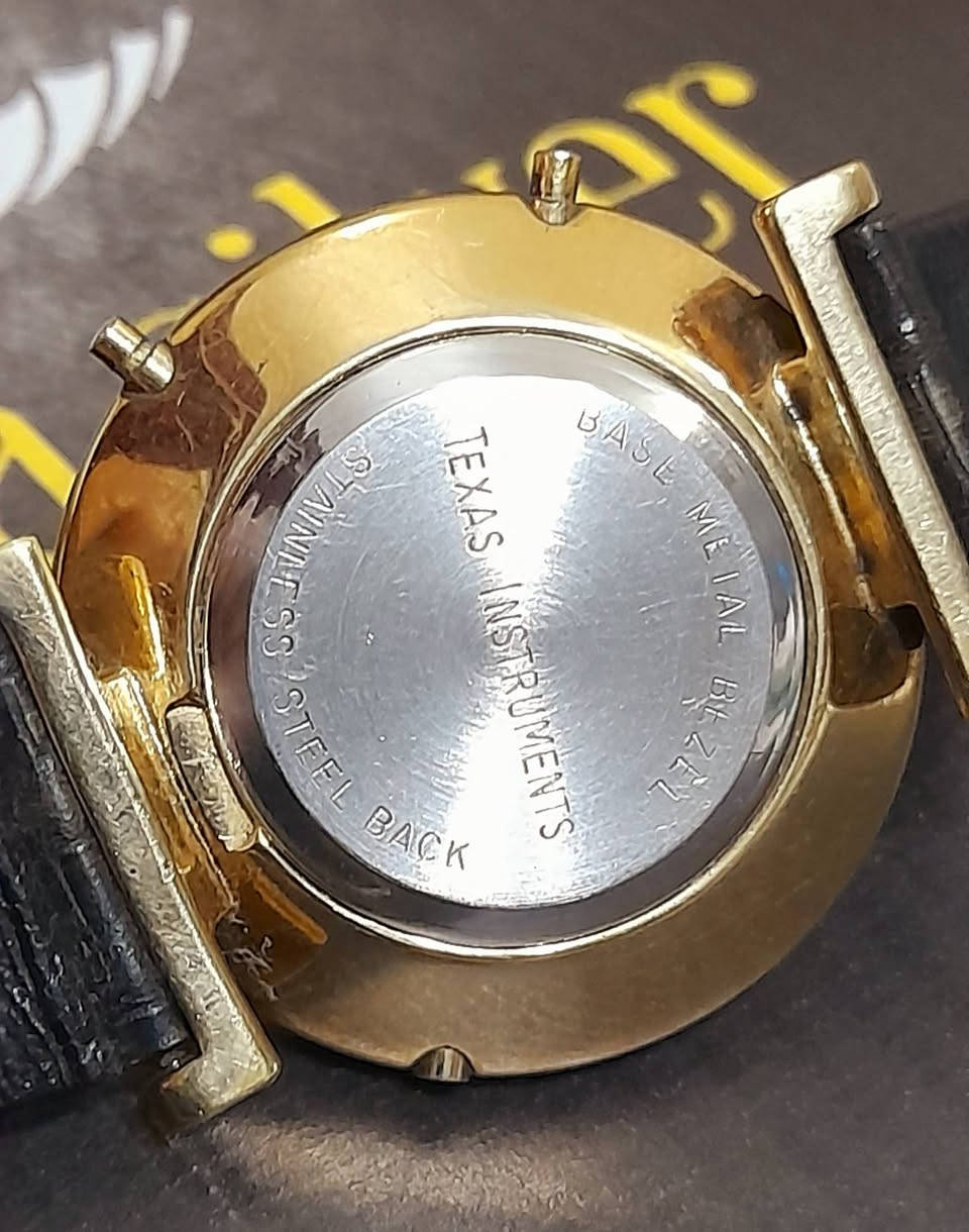 Costa silver 💥 
ساعة Starburst من Texas Instruments، أول ساعة إلكترونية كاملة، نادرة ومتعددة الوظائف، تعمل بنظام كوارتز  بطاريه إنتاج الولايات المتحدة  الأمريكية  .طلاء  دهب. الغطاء من الفولاذ المقاوم للصداء يقفل بالضغط .اصدار ١٩٨٠.مرفق متوسط سعر الساعه بأحد المواقع الإلكترونية 
.😍😍
📌العنوان: طنطا شارع المديرية.
                 طنطا شارع الجلاء
جنوب سيناء. شرم الشيخ .السوق القديم مول تيران محل ٨٠
للتواصل والإستفسار على رسائل الصفحة أو واتس 01000188248

متاح شحن جميع المحافظات.
الدفع فوري .فودافون كاش أو عند الاستلام 

#كوستا_للفضيات #فضه #انسيال #احجار_كريمة #دلاية #Costa_sliver #silver_jewelry  #silver #ring #bracelets  #stones #gemstone #sale #watches #swisswatches #silverstone  #gift #Pandora 
#Fashion #fashionlover  #pandent  #sterlingsilver #pearls #jewelryfactory #manufacturer #silvermaker #daily #jewellerydesign


**إذا كنت صاحب هذا الإعلان وتريد حذفه لأي سبب، رجاءا أرسل رسالة إلى الدعم الفني**