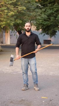 مكنسة أرضية يدوية • بدون كهرباء • فرشتين دوّارتين