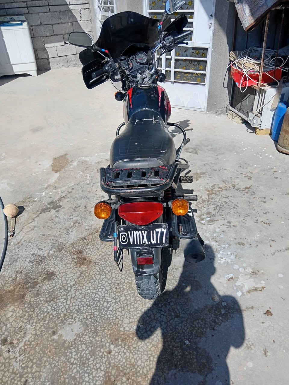 سلام عليكم عندي دراجة بوكسر موديل 2022 للبيع مابيه وراق سعر 825 وبيه  مكان بغداد بسمايا رقم *********** واتساب
