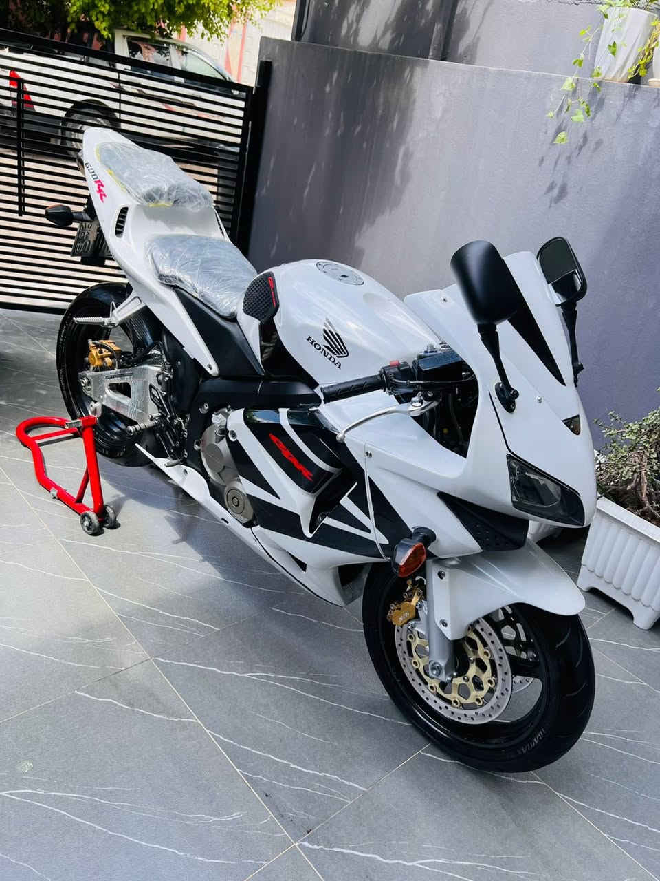 سلام و عليكم
Cbr 600 Rr للبيع✅

موديل 2004

مكفوله كفاله عامه كير مكينه كفرات 

جديده الى درجه الدراجه بلحقيقى احلى منل صور عليهه ادامه كامله من دهن و تايرات و بلكات 

(مكان الدراجه سليمانيه)

سعرهه 34 و بيهه مجال للطيبين ❤️

   (***********)
