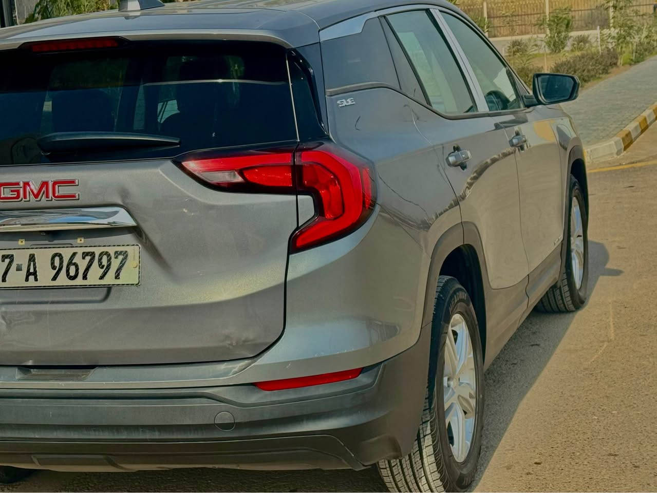 السلام عليكم 
 للبيع جمسي تيران GMC terrain 2018 sle
الضرر ( جاملغ وصبغ بنيد وبيه رصعه خفيفه بالجنطه واضحه بالصور )
المحرك تيربو 1500 4سلندر 
موصفات معروفه 
تحكمات ستيرن 
كامره خلفيه دواره 
بصمات ابواب 
شاشه كبيره 
اندرويد اوتو 
ابل كار بلاي 
اطارات (تخم تاير جديد ) 
ادامه كامله 
رقمه انكليزي دولي جديد مشروع وطني 
((((السعر 143 ))))
مكاني واسط مركز الكوت
للتواصل *********** بغداد, العراق
