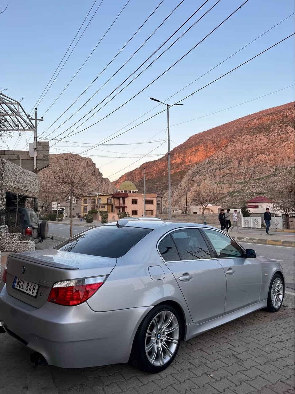 BMW 
مۆدێل 2005 
مەکینە 530 
مەنەفێست ئەسڵێ پاکانە مرور غڕامە بەشەرت 
مەکینە گێڕ بەشەرت 
دەعامی بۆ دەعامی بەشەرت 

نرخ ___85 وەڕەقە معملە 
***********
*********** سوران, أربيل
