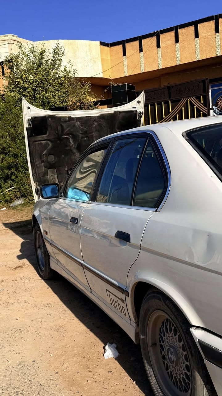 سلام عليكم
*********** واتساب او اتصال
سعر ( 50) وبي مجال 
بي ام525 موديل (91) محدث 95  رقم أنبار 
محرك مسكر دبل فانوس 28
كير اوتوماتيك 
كير و محرك شرط 
بجم عريض 
جام كهربائي شغال 
داخل عسلي 
بدون ضربه
مكانها صلاح الدين
