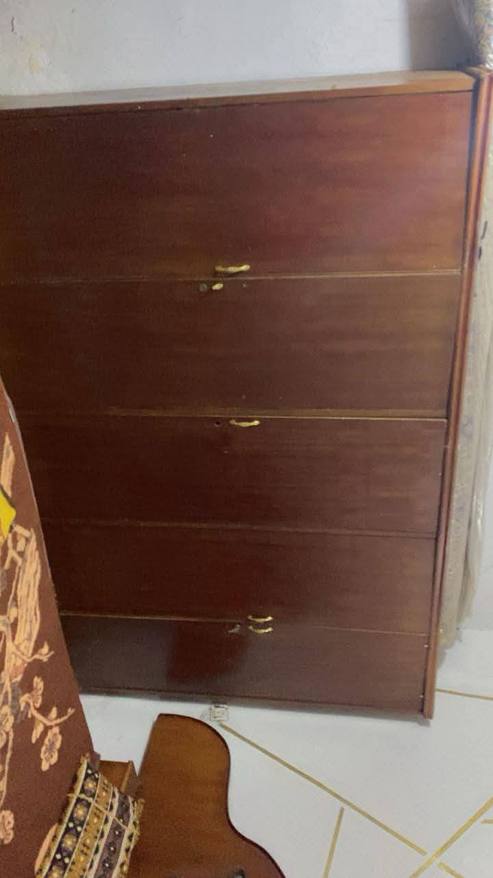 غرفه اخشاب الكنتور خمسة ابواب بدون ملحق وكامله كومديات وميز تواليت وجربايه والكنتور والبوفيه ثلاث أمتار صاج  وجرابي حديد المساند خشب اربعه وطباخ خمسة عيون وبراد ماء في التاجي ابو عظام


**إذا كنت صاحب هذا الإعلان وتريد حذفه لأي سبب، رجاءا أرسل رسالة إلى الدعم الفني**