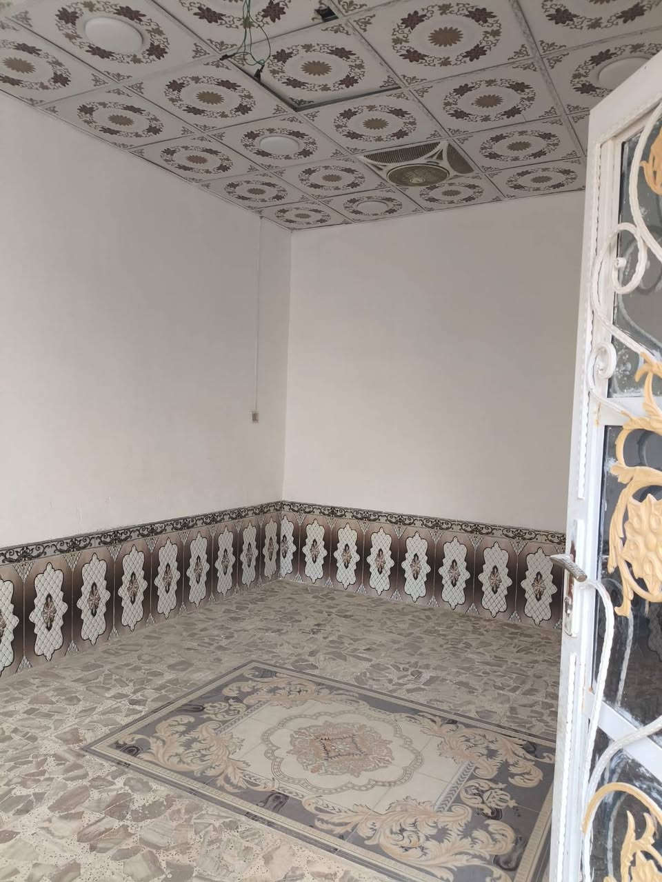 ١٠٠ متر غرفه وصاله ومطبخ وستقبال حمام داخل حمام خارج ماي كهربا مولد بيت كامل كله كاشي عالي عن الشارع حي النداء بصف شارع المكاتب قرب موقف الكيات بشارع المدرسه رهنه 20 مليون 

***********
رقم صاحب العقار
