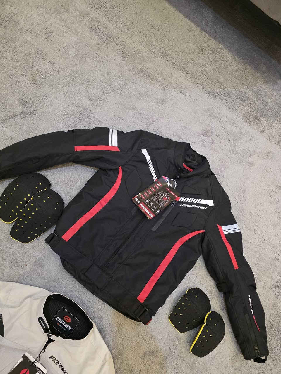 للبیع کامل درع جدید
ابیض قیاس M
اسود قیاس XL
***********
