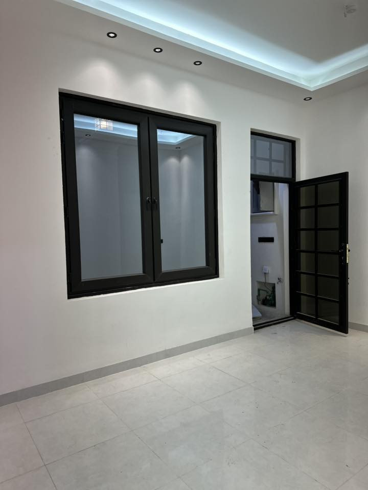 للبيع 
دار٧٠متر ركن مربع طابقين ٣غرف نوم بناء ٢٠٢٥ حي الاطارات كذلك يوجد بطن نفس المواصفات للاتصال***********
