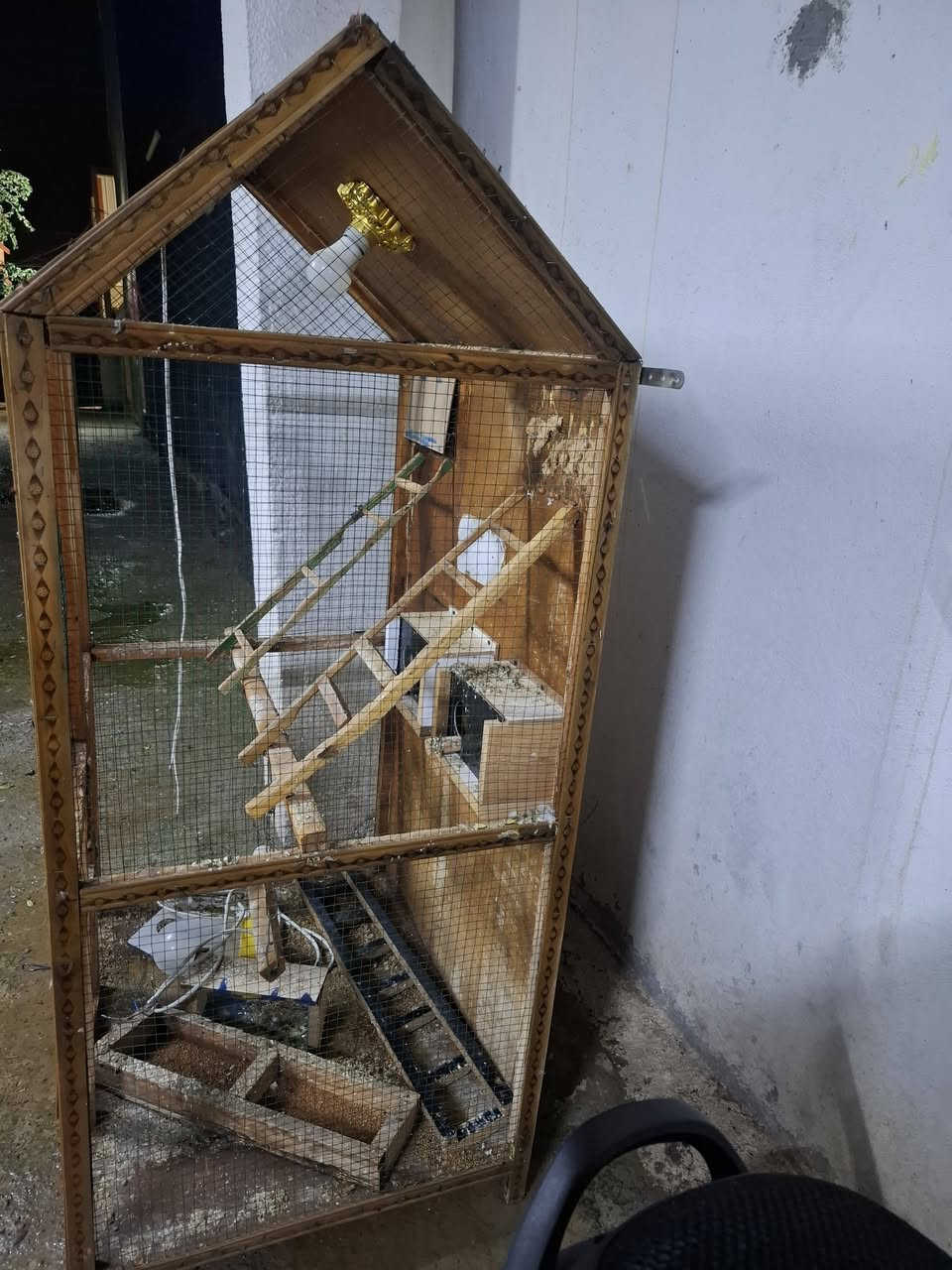 للبيع قفص مترين ارتفاع ومتر عرض نظيف. مكاني تكريت. شارع الساعه
***********
