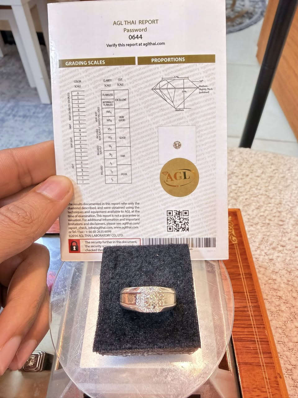 ماسة رقم 2

خاتم الماس بلجيكي قطع دائري   بيور صافي من الشوائب وغير معالج لا زيوت ولا حرارة ولا لون حر طبيعي 
مع شهادة المنشأ العالمية تكدر تقره الباركود وتتأكد من المعلومات مرصع 10 ماسات من الجوانب والكبيرة بالنص 
***********
