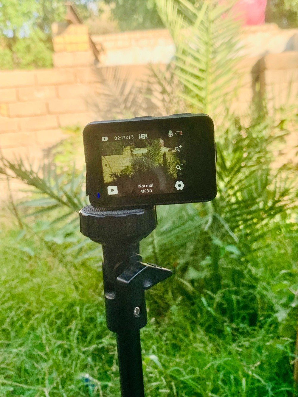 إذا كنت من عشاق السفر، المغامرات، أو تريد تصوير فيديوهات احترافية لليوميات مالتك.. كاميرا AKASO Brave 7 LE هي خيارك المثالي! 😎
ليش هاي الكاميرا بالذات؟ 🤔
 شاشتين ملونة: شاشة أمامية وخلفية حتى تضبط "السيلفي" والكادر وتشوف نفسك وأنت تصور بكل سهولة.
 دقة 4K احترافية: تفاصيل واضحة وألوان واقعية تخلي فيديوهاتك تبين سينمائية.
 ثبات رهيب (EIS 2.0): انسى الاهتزاز! حتى لو كنت تركض، تسوق سايكل، أو بوسط الحركة، الفيديو راح يطلع ناعم ومستقر.
 مقاومة للماء: تصميم مقاوم لركام المطر والماء بدون حافظة، ومع الحافظة الخاصة بيها تكدر تغوص بيها لأعماق 

مع ستاند تصوير وباور بنك 10000ملي 
كامل ملحقات