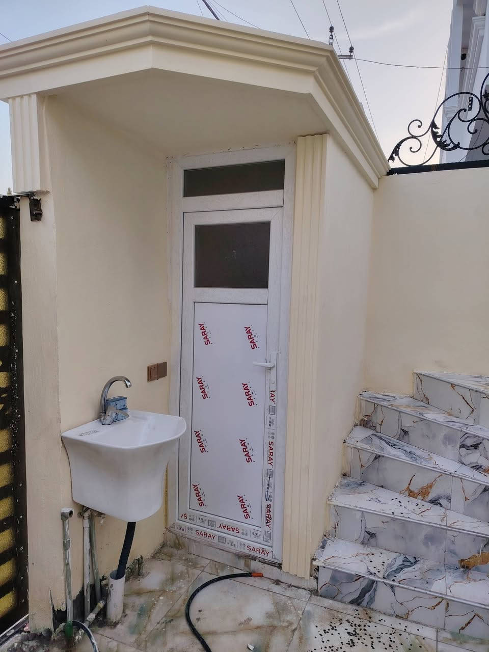 بيت للبيع  طابو صرف مساحه 100 متر بحي العسكري مقاطعه 56 قرب السايدين بيت حلو مرتب يبعد عن جامع الهجرة النبويه 50 متر وعن شارع عشرين ثالث كدامه حديقه وفرع مفتوح ومجمع مدارس موقعه مميز يحتوي للاستفسار ***********
