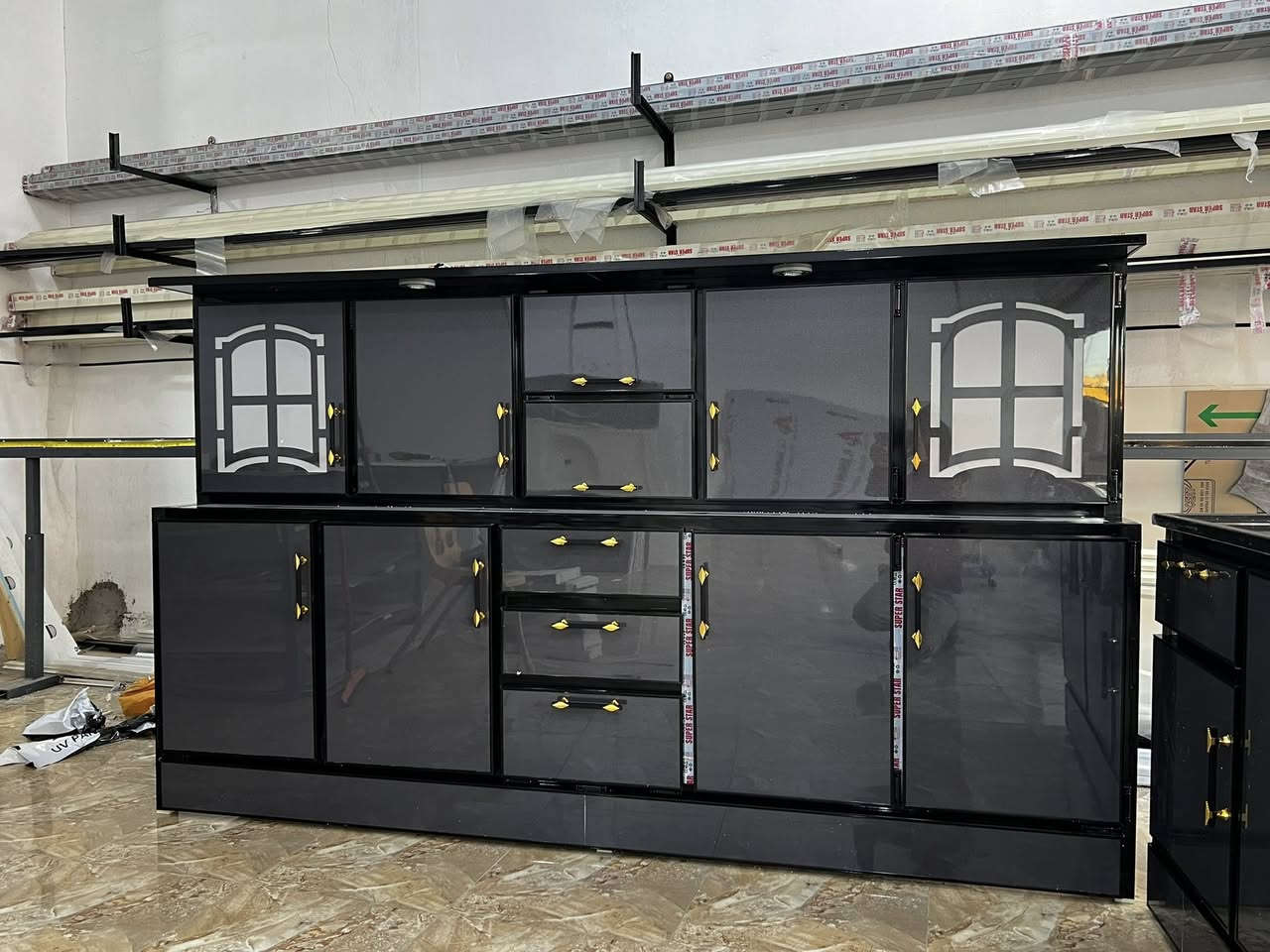 كاونتر قياس مترين ونص
سنك مرمر متر ونص 
الارضيه والسقف والرفوف كامل بنل 
مع حجل قلاب 
مع شفقه واناره 
سعر 500 الف 
تواصل ***********
