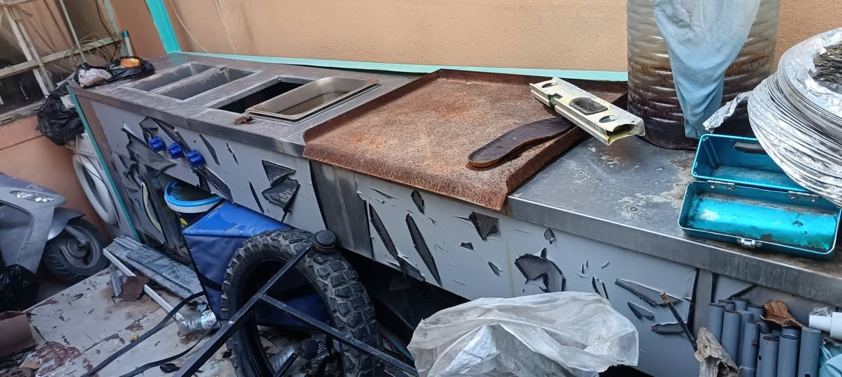 سلام عليكم كرفان او مطعم كامل مكمل سقف سندوج حديد تقيل لحيم درج اول مرمر  يرادل اشوي ترتيب با سعر مناسب جدن  عنون كركوك عرفه رقم صحب  ***********
