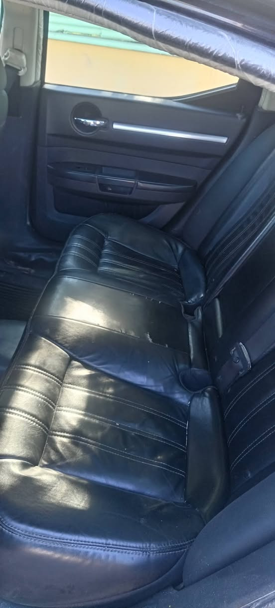 دوج جالجر2010
هيئه وغرامات مصفره 
هزه وسنويه جديده 
رقم نينوئ دولي بسمي
خط موصل بغداد
مكينه وكير واكسل 3500اصل وبشرط
كهربائيات كلها شغاله
ضررها نص دوسه فقط
طخمها وتواير وباتري جديد
واكو مراوس بخصوصي هم ترهم
عنوان موصل 
للاتصال ***********
السعر 100 وبيها مجال
