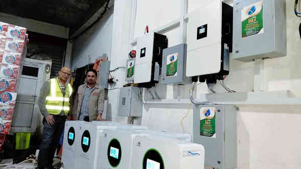 🔋 إنجاز جديد لمكتب روژ للطاقة الشمسية في #باعذرة
🗓️ الاثنين 2025/12/1
بفضل الله وبدعمكم المستمر، يسرّ مكتب روژ للطاقة الشمسية أن يعلن إكمال مشروع تحويل منازل نوزاد خرتو وشيرزاد خرتو وأبو ليزا إلى منظومة طاقة شمسية متكاملة توفر كهرباء مستقرة على مدار الساعة 🌞، مع نظام تشغيل وإدارة كامل عن بُعد.
🚀 مواصفات المنظومة المنجزة:
🔸 ألواح شمسية 615 واط × 40 – ضمان 12 سنة – شركة هواسين
🔸 بطاريات ليثيوم 15 كيلوواط × 4 بسعة 300 أمبير – ضمان 5 سنوات – شركة هواوي – أكثر من 10,000 دورة شحن
🔸 إنفرتر 20 كيلوواط (ثري فيز) – قطعة واحدة – شركة Deye – ضمان 5 سنوات
🔸 قدرة تشغيل مستمرة:
    • نهاريًا: 90 أمبير
    • ليليًا: 50 أمبير
🔋 استغناء تام عن المولدة
يأتي هذا الإنجاز ليؤكد التزام مكتب روژ للطاقة الشمسية بتوفير حلول طاقة متجددة موثوقة وآمنة تلائم المنازل والمشاريع التجارية على مدار الساعة، مع أعلى مستويات الجودة.
🌍 عناوين المكاتب:
📍 بعشيقة – حي الربيع – قرب كافتيريا الربيع
📍 شيخان – مفرق شيخان – قرب مطعم عنتاب
📍 سنجار – سنوني
📞 للاستفسار والتواصل:
المهندس قيدار: *********** – ***********
سلام سلو: *********** – ***********
📲 تابعونا على صفحة مكتب روژ للطاقة الشمسية لمشاهدة المزيد من الإنجازات والتحديثات.
#الطاقة_الشمسية #مكتب_روژ #طاقة_نظيفة #نينوى #العراق #بعشيقة #شيخان #سنجار #دهوك #الموصل #طاقة_متجددة #الاستدامة #روژ_تبدع #باعذرة #كوردستان
