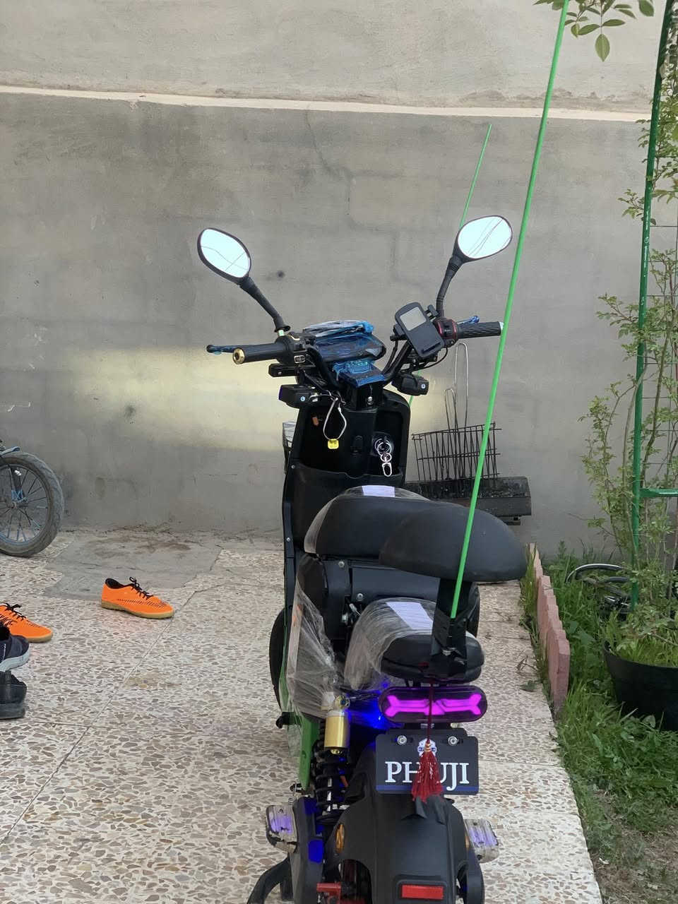 السلام عليكم دراجه شحن للبيع   فول موصفات ست بطاريات دبل صرف شحن تنسا كامله مكمله مابيه اي نقص 
بلوتوث دبل إشاره لايت عالي ناصي 
موطور جديد مابي نقص سرعه 109 
نضام بك رجوع للخلف 
السعر 600وبي مجال 
بطاريات شرط تنسه الشحن الرقم 
*********** وتساب فقط
