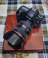 كامرا كانون 6D مع عدسه 24_105 الرنك الاحمر  الكامره استعمال شخصي نضيفه...