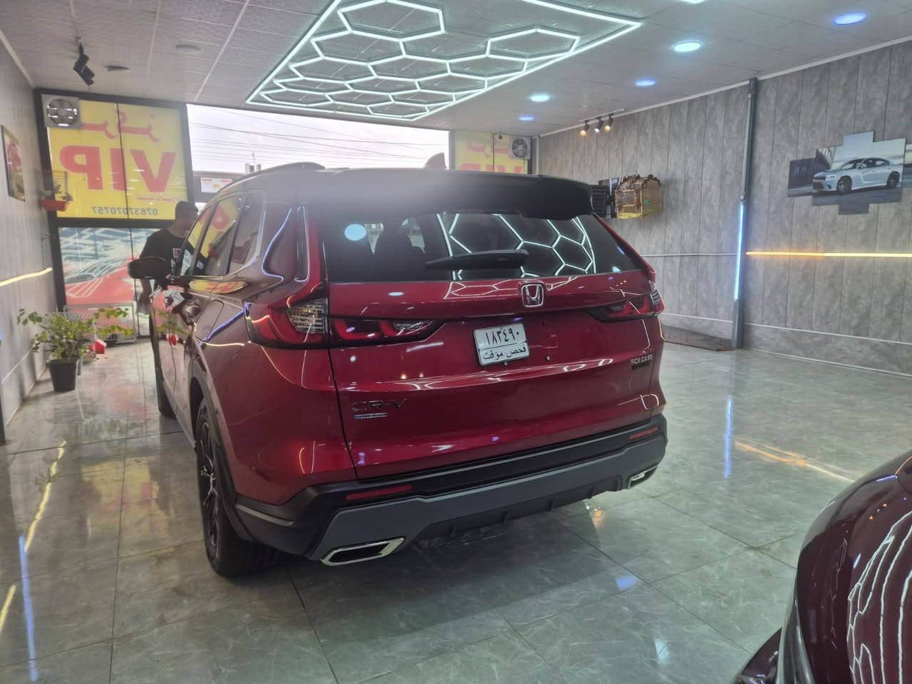 🚗 للبيع: هوندا CR-V Sport Hybrid موديل 2025 (بحالة شبه صفر) 
🚗المحرك والأداء: محرك هايبرد 2.0L (قوة 204 حصان) يجمع بين العزم القوي والاقتصاد الفائق في الوقود.

الممشى:,4629 ميل  فقط.
المظهر الخارجي: لون أحمر ميتاليك مميز جداً، مع ويل كب رياضي مقاس 18 إنش ولمسات باللون الأسود اللامع (Gloss Black).

المقصورة والتقنيات: مقاعد رياضية بتطريز برتقالي، شاشة لمس (Apple CarPlay & Android Auto)، فتحة سقف، تشغيل عن بعد، ودخول ذكي.

السيفتي والأمان: حزمة Honda Sensing الرادارية المتكاملة (رادار تفاعلي، الحفاظ على المسار، فرملة الطوارئ).

تقرير الحادث والبودي :
البودي بصبغ الوكالة بالكامل (تعديل بارد PDR صبغ شبر  في شفة البنيد والجاملغ الأيسر فقط pdr).
الإيرباك: المفتوح (الدركة + قدم السائق فقط) ولم يتم تصليحهم (على وضعهم). باقي إيرباكات السيارة كاملة وسليمة من بلادها. 

السيارة جاهزة لأي فحص.📍 مكان المعاينة: النجف الأشرف💰 السعر المطلوب: 25500$

📞 للاستفسار والتواصل: [***********] أو راسلني واتساب.
