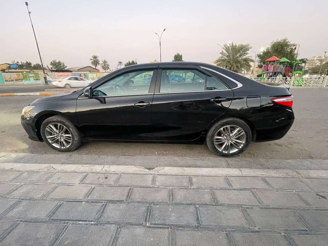 كامري se 2017
وارد امريكي حادث سطحي 
بنيد صبغ +جاملغ بارد 
ماشيه 88 الف ميل السياره مال بيت استخدام شخصي 
كير مكينه تبريد صدر كله كفاله السياره داخله ادامه وسيرفس قبل اسبوع مابيها اي كلوب مشتغل 
شاشه اصليه و كامره 4 جامات اوتو شفتات ستيرن 
الايرباكات راجعه سستم 
منظومه زينون اصليه + لايتات اماميه اصدار خاص 
السعر 142 بيها مجال بسيط حك الجيه
*********** اتصال او تساب مع صاحب السياره
