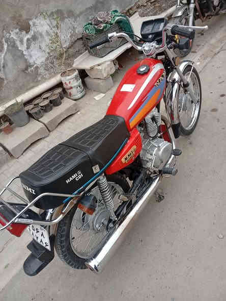 سلام عليكم دراجه نامه اصلي مديل2023رقم وسنويه طالعه بي2024 مكفوله من كلشي وجهزه شلامجه اصلي سعره مليون و400وبيه مجال قليل شراي يتصل مكانه ديوانيه***********
