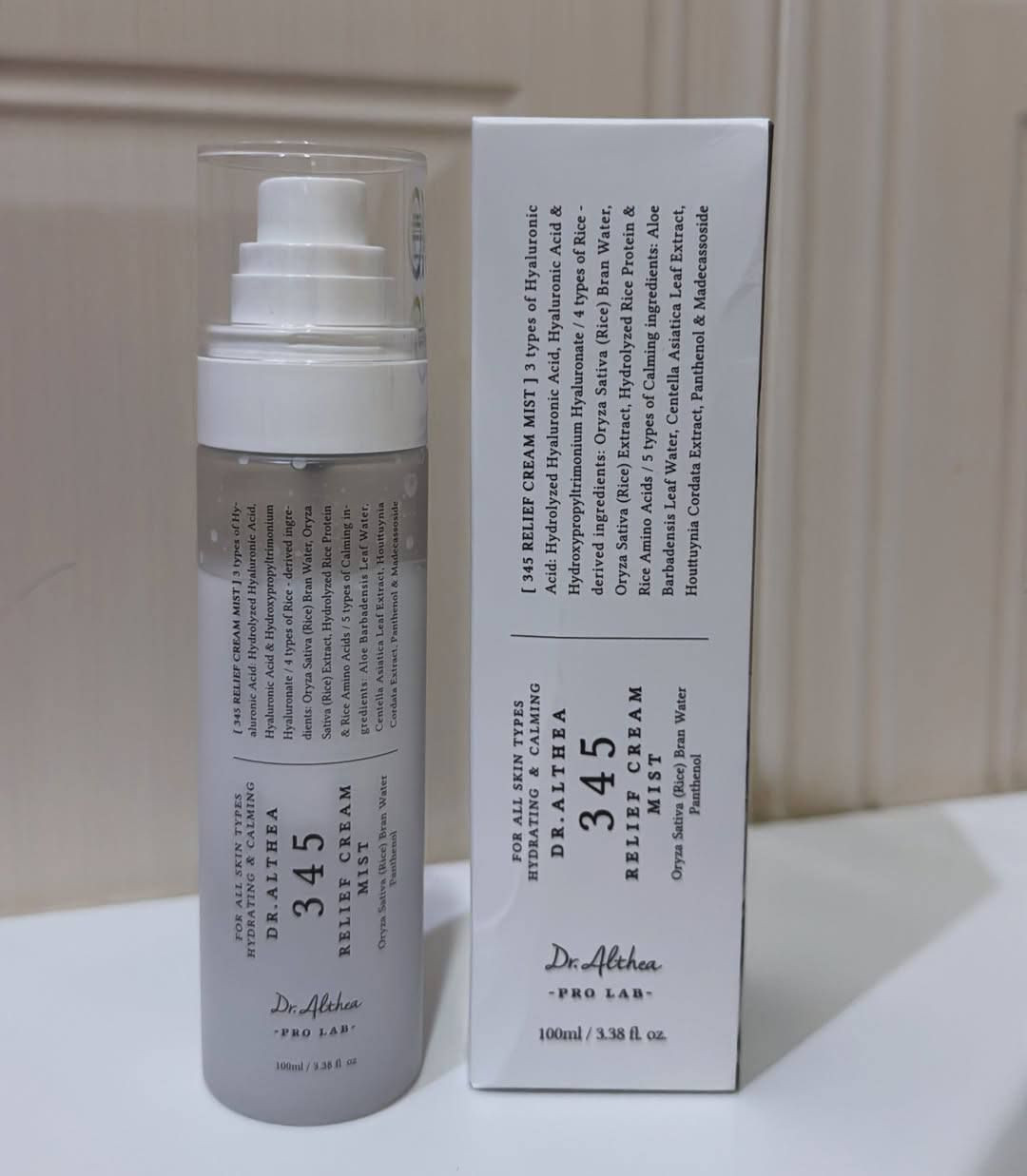 Dr. Althea 345 Relief Cream  الكوري 🇰🇷🇰🇷Mist،  بخاخ كريم
يستخدم لترطيب البشرة وتهدئتها. إليك شرح عن مكوناته
 وفوائده:😍
1. مكوناته الرئيسية:🤩
حمض الهيالورونيك: يساعد في جذب الرطوبة إلى البشرة والحفاظ عليها. يعمل على ترطيب عميق ويجعل البشرة أكثر مرونة ونعومة.
ماء البحر الجليدي: يساعد في تجديد البشرة وترطيبها.
مستخلصات نباتية: مثل Centella Asiatica (التي تهدئ البشرة) و Aloe Vera (التي ترطب وتحسن البشرة).
بروتينات الريتينول (Retinol Proteins): تعمل على تعزيز تجديد الخلايا وتحسين مرونة البشرة.

✅الفوائد:
ترطيب عميق: يعمل على حماية البشرة من الجفاف وتحقيق ترطيب طويل الأمد.
تهدئة البشرة: يساعد في تقليل التهيجات الناتجة عن العوامل البيئية أو التلوث.
✅مناسب للبشرة الجافة والمختلطة: لأنه يمنح البشرة التوازن بين الترطيب والراحة.👍
يخفي أثار حب شباب😍ز الراحة والسهولة عند الاستخدام، حيث يمكنك رشّه بسهولة على البشرة.
المنشأ كوريا الأصلي 🇰🇷🇰🇷


**إذا كنت صاحب هذا الإعلان وتريد حذفه لأي سبب، رجاءا أرسل رسالة إلى الدعم الفني**