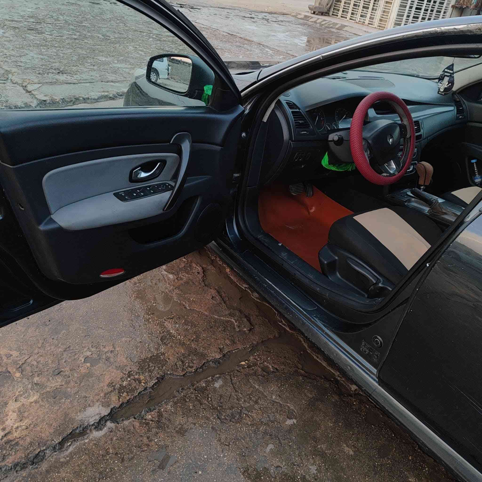 سلام عليكم رينو سافران ٢٠١٢      رقمها جديد سنويه لل٢٠٢٧ باسمي مكينه خير من الله حداديه اماميه جديده لخلفيه نص ونص تخم تاير  تبريد قطعتين مكاني ديوانيه للستفسار ***********    ٨٠$ وبيها مجال
