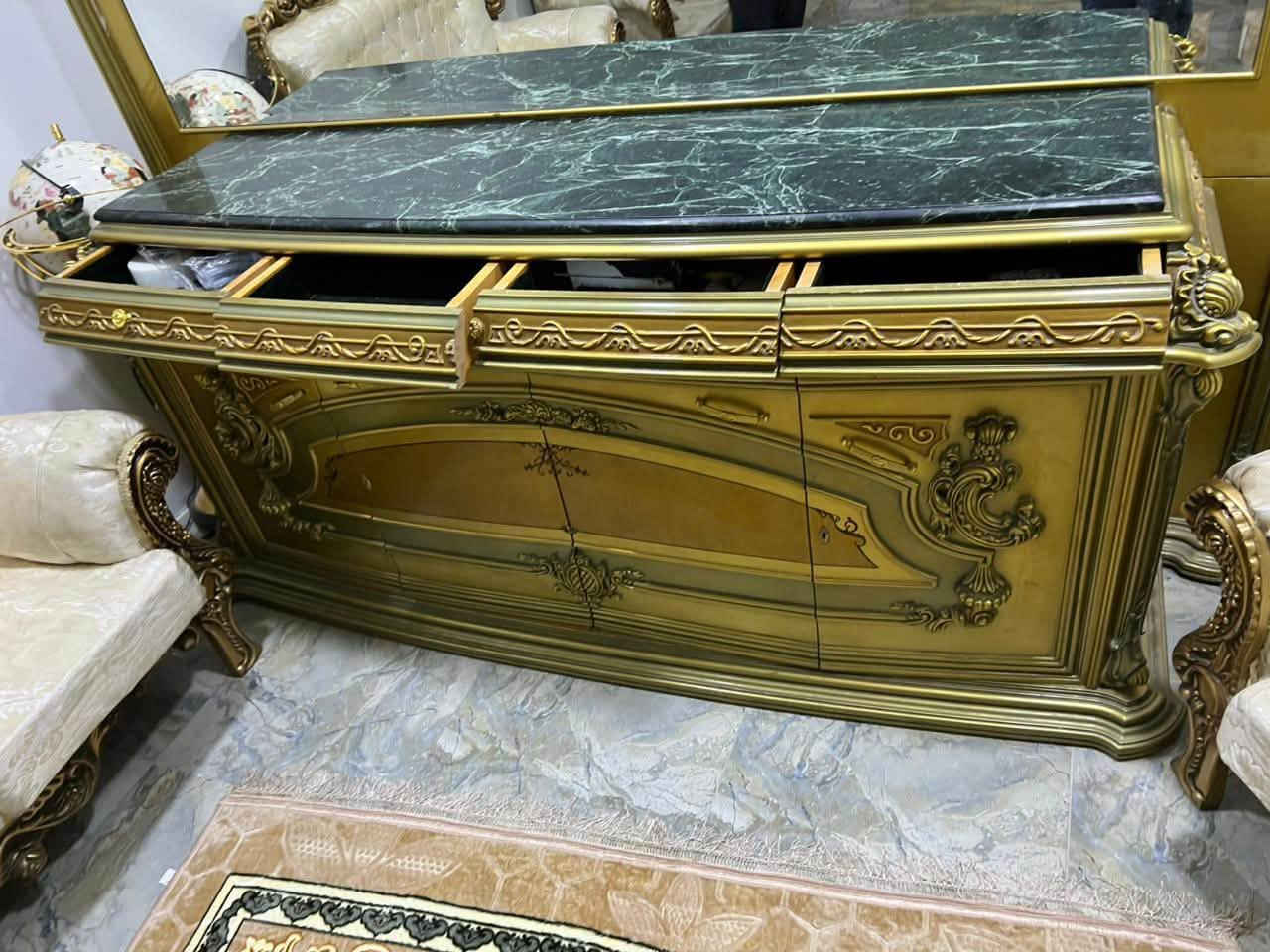 اثاث استقبال للبيع ..
عارضه تحتوي على 3 روفرف او مجرات بل قاعده صناعه 
مصري دمياطي تكون فخمه للعرض المكان بابل (حله) للاستفسار (‭***********‬)
