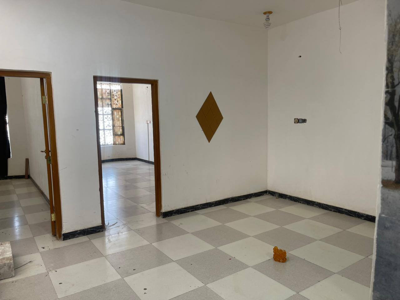 السلام عليكم 
حبي البيت طابو طابقين
مساحه 150 متر
واجه 7500متر
 نزال 20 متر
على شارع 20 متر 
يصلح تجاري او سكن 
طابو صرف بئسمي 
يتكون 
4 غرف منال  ستقبال عدد 1 صاله عدد 2
صحيات عدد 3  مطبخ   كراج 
العنوان / مدرسة قتال بشارع المشتل 
السعر 350 مليون
للاستفسار : ***********
