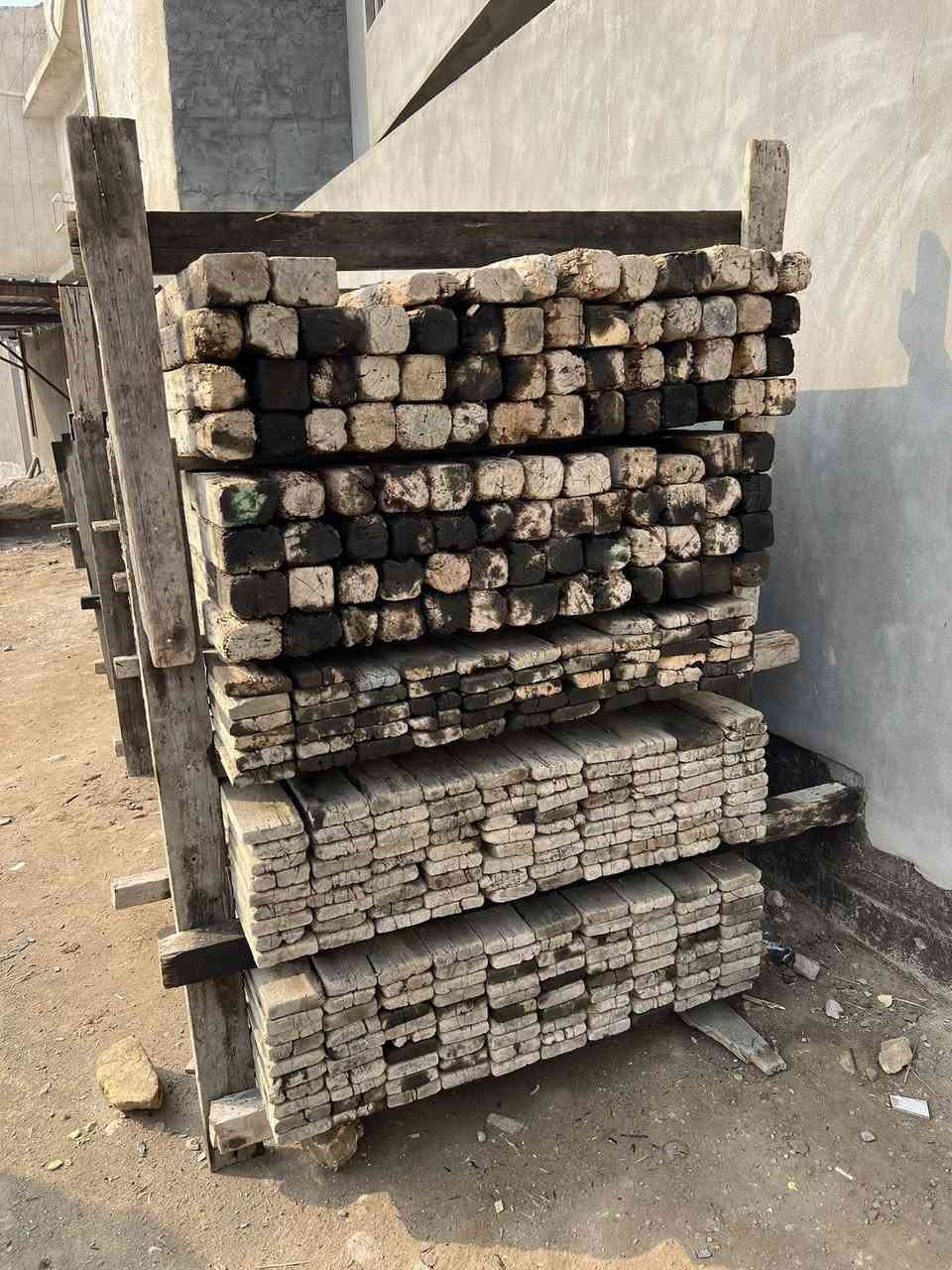 قالب خشب للبيع نضيف العدد ٦مكاعب ونص المكان حله للاستفسار الاتصال على الرقم***********
