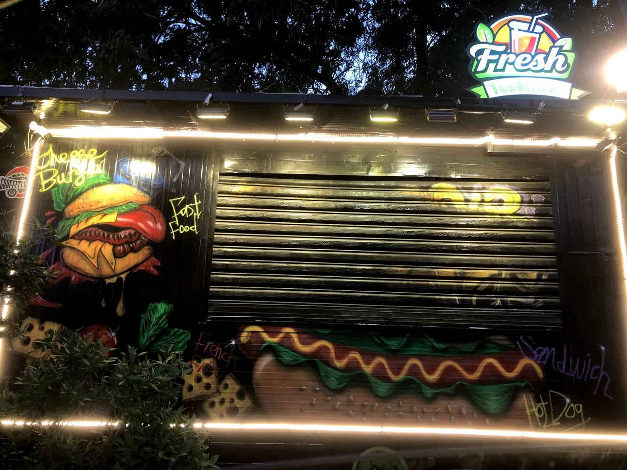 ‏السلام عليكم سياره مطعم متنقل للبيع كوستر  وشغاله مكينه جديده كير جديد  تخم تاير غراض مطعم وياها علان جديد اناره لدات كلها شغاله وجديده سياره رقم اصولي تريد تحويل تريد وكاله مكان الدوره الصحه رقم ***********
‏ويا غرض مطعم 
‏كريل فحم
‏كريل عادي
قلايه فنكر 
قلايه زنكر 
‏كابسه صاج 
‏سنك 
‏تانكي
‏شوايه كص 
‏مجمده 
‏عارضه
‏منضومة كامرات
‏تغليف سلستيل 
‏برادات عصير 
‏غلاطات عصير 
‏صبغ حراري مال سيارات درجه اوله معا رسم 
‏سفسار ***********
‏
