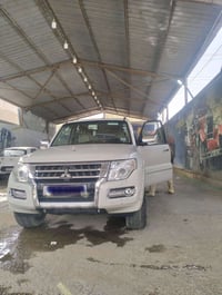 باجيرو 2016 كامل  مواصفات للبيع بدون حادث او صبغ فقط قطعه صغيرة خلف ال...