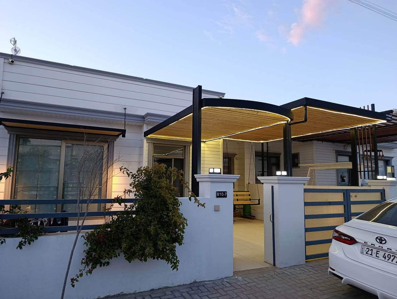 كملت سيقيفه في راسان سيتي
سقيفه يتكون من حديد پولي جام خشب اناره 
مستمرين بالتغيرات أن شاءالله تعجبكم سعر متر 100الف كامل مكمل اخوكم شميران حداد 🔨 ***********
