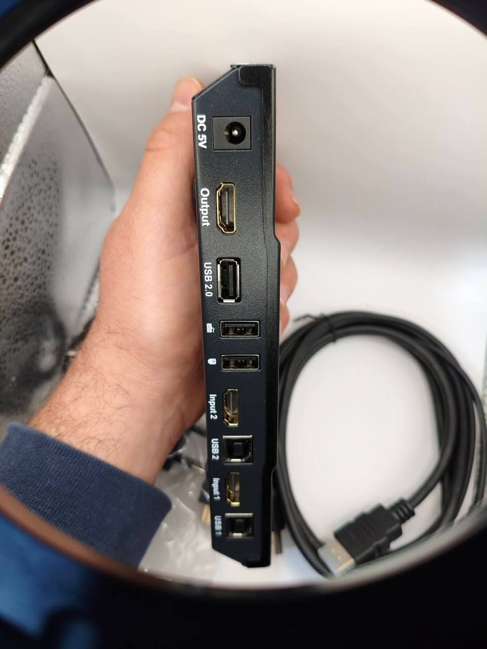 🚨 KVM Switch احترافي 2*1 🚨
✨ TESmart 2x1 KVM Switch
تحكم بـ 4 أجهزة كمبيوتر بشاشة وحدة + كيبورد وماوس 👌

✅ يدعم دقة 4K 30Hz
✅ تحويل سريع بين الأجهزة بزر واحد
✅ 2 مداخل HDMI
✅ 2 مداخل USB للتحكم
✅ مخرج HDMI للشاشة
✅ يدعم طابعة، فلاش، سكانر، سماعات
✅ مناسب للمكاتب، المحاسبين، السيرفرات، والمبرمجين

🔥 جديد و شرط الفحص 
متوفر توصيل لكافة المحافظات


**إذا كنت صاحب هذا الإعلان وتريد حذفه لأي سبب، رجاءا أرسل رسالة إلى الدعم الفني**