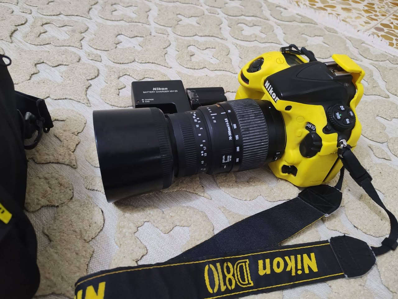 نيكون  D810الغنية عن التعريف فول فريم  النضافة95%
الشتر 75  مع عدسة 70/300
السعر  950 وبيهه مجال 
***********
