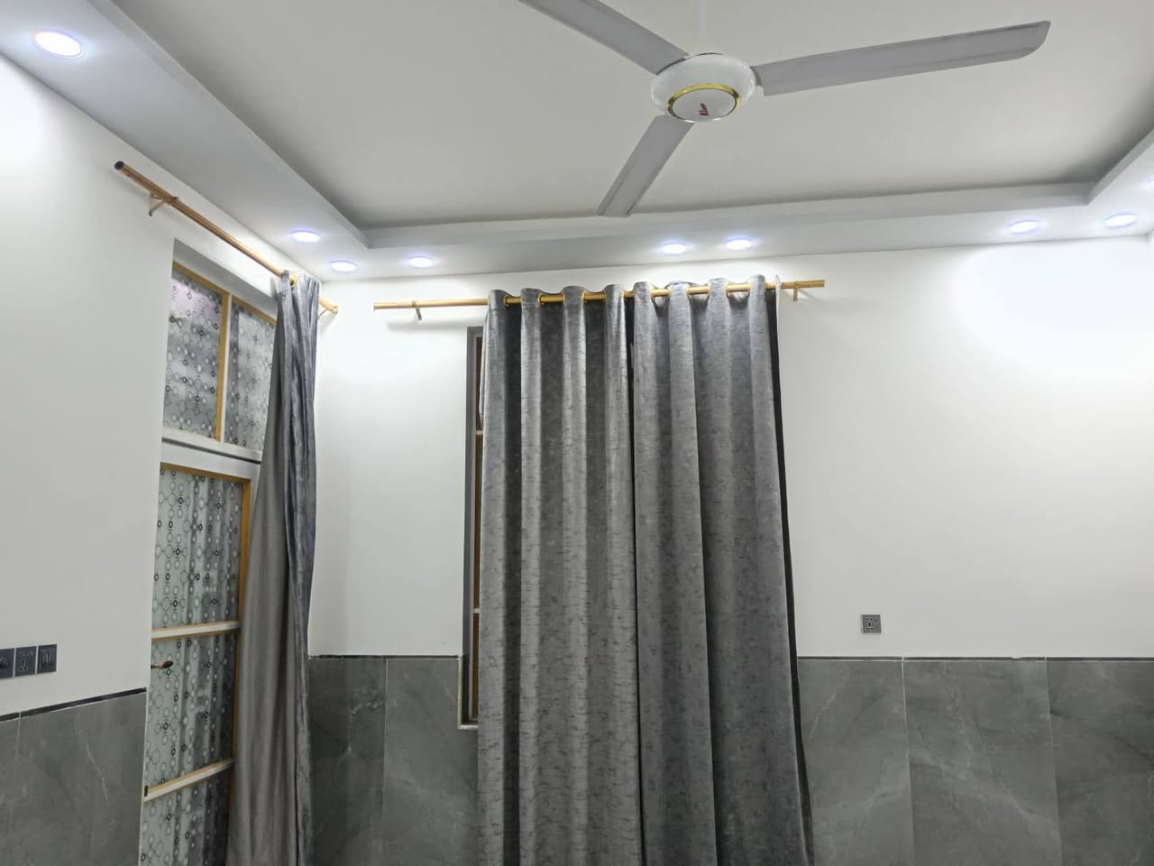 يعلن مكتب الاصدقاء للوساطة العقاريه

دار للبيع  125متر مربع بيه غرفتين نوم  شغل جناي ومستعجل علبيعته
طابوزراعي سند 25اقرار محكمه ثاني يوم🏡مشمول بقرار 320
✅ تحفه فنيه شغل درجه اوله جيب مهندس وافحص 

موقع ,البيت /نجف🏡 ملحق قرية الغديرنفسه بالملحق 

عنوان المكتب شارع الصب مقابل قرية الغدير عمود 261
البناء 🏡 
غرفتين   نوم/صاله/مطبخ استقبال/طرمه /صحيات/مكشوفه
بناء مرتب/ اساس + سقف كونكريت + طابوق جمهوري+سيراميك الواح هندي+ارضيه بورسلين ثقيل ++

ألخدمات 🏡 عرض الشارع 12
ماء/كهرباء/مدارس/سوق/تبليط/مولد

*********** واتساب واتصال
