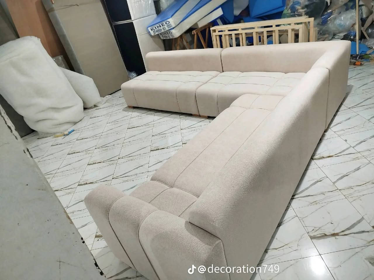 السلام عليكم يتوفر لدينا دواويبن حسب المساحه والقياس وحسب الموديل  اي موديل يعجبكم وشغل بي ضمان ومتوفر  لدينا  اقمشه بكل انواعها كتان وتر بروف  الصناعه الايطاليه للقماش  والي عنده تخم او ديوان استبدال دوشمه او تصليح بأنواعها  احنه حاضرين للاستفسار واتساب  والخاص العنوان  الاعضميه شارع قاسم  الفرع المقابل مطعم ابو قحطان  وتوجد خدمه توصيل  ***********
