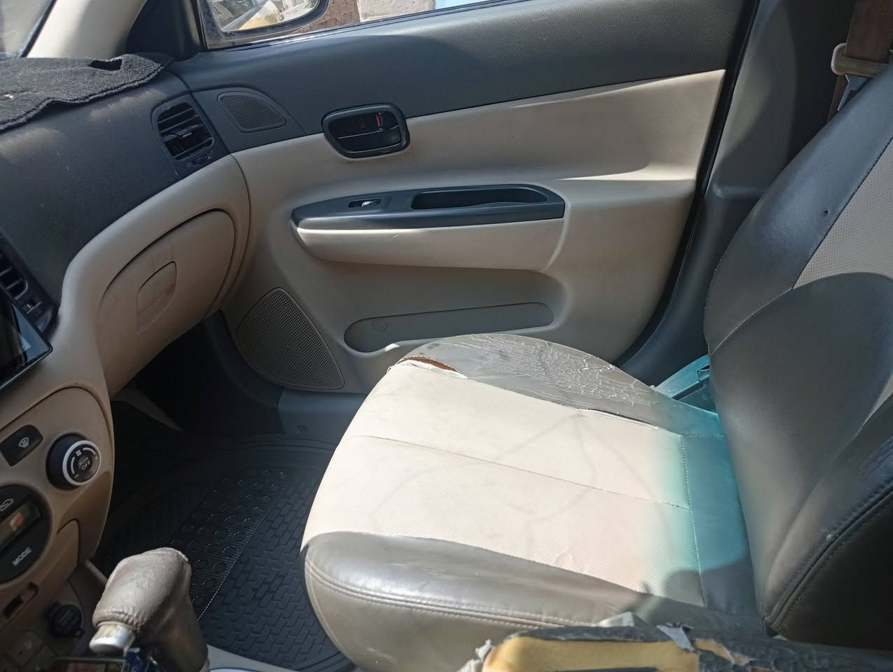 السلام عليكم 
اكسنت 2008 وارد كندي بيها طختين بالجاملغات الأمامية 
المكينة 1600 بيها تنقيص قليل بدون تبخير
گير  اوتوماتيك تبريد شغال 
حدادية 70٪
أرقامها مرحلة وجاهزة والسنوية لل2030
 راعيها يمي يريد تحويل حته تشد الارقام 
السيارة بيها نواقص بسيطة. السعر 53 وبيها مجال

مكاني البصرة ***********
